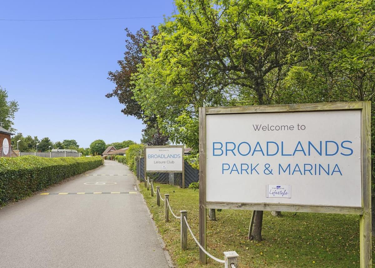 Broadlands Park And Marina Hotel Pakefield ภายนอก รูปภาพ