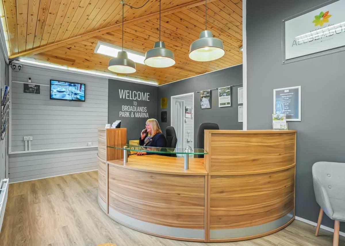 Broadlands Park And Marina Hotel Pakefield ภายนอก รูปภาพ