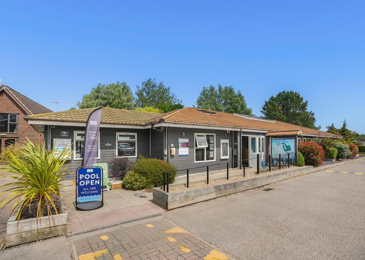 Broadlands Park And Marina Hotel Pakefield ภายนอก รูปภาพ